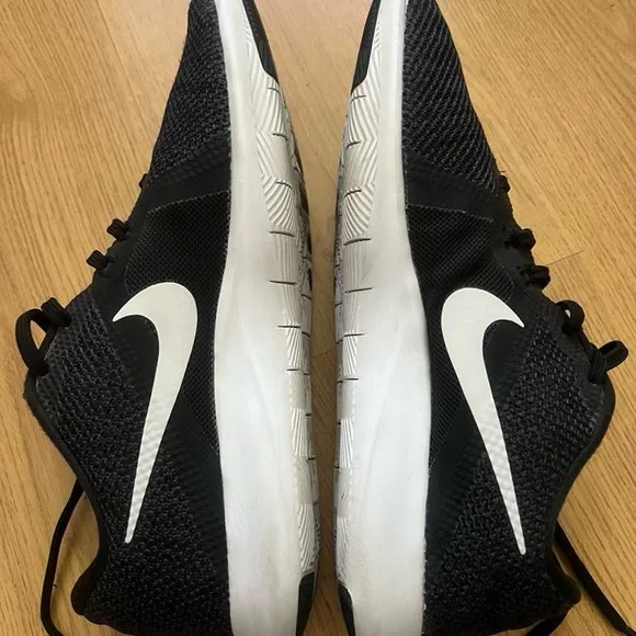 Nike Black Athletic Shoes with Breathable Mesh Design - Picture 8 of 9